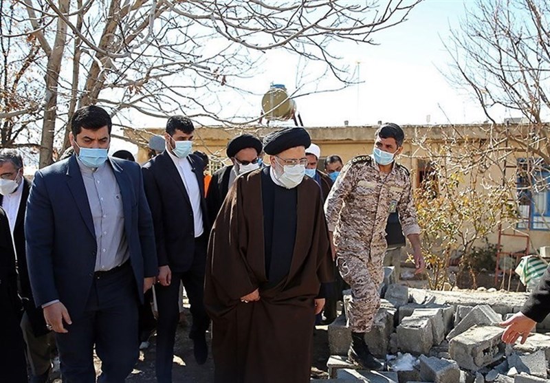 رئیسی از شهرستان زلزلهزده دنا بازدید کرد
